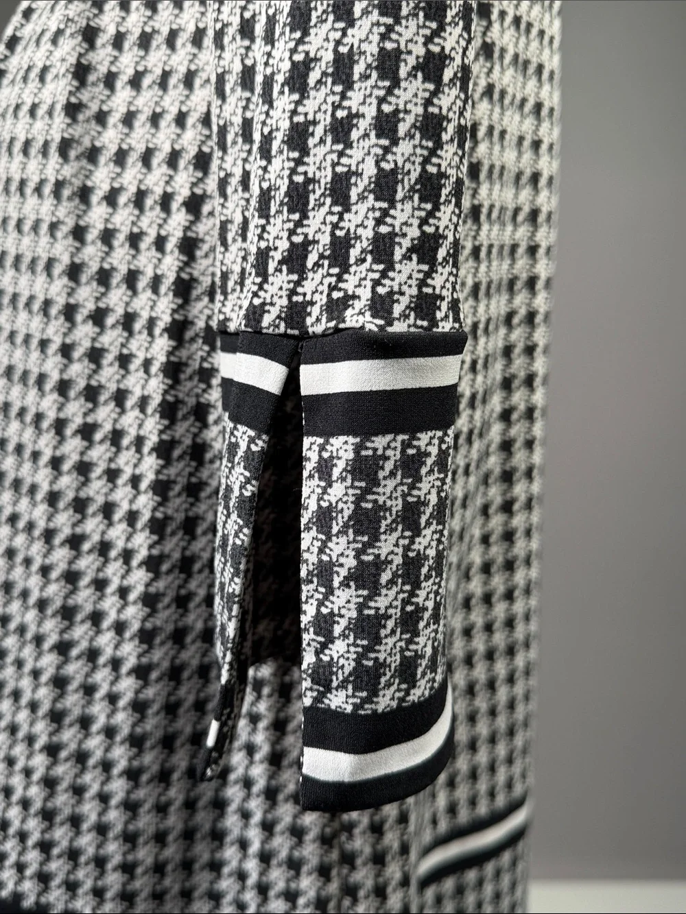 Michael Kors Black and White Houndstooth Long-Sleeve Keyhole Dress (r14)